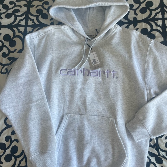 Women’s small Carhartt fits like a medium - Picture 3 of 3